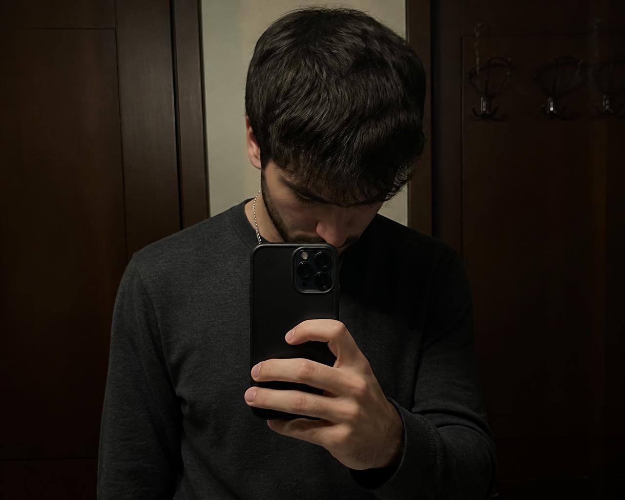Homem evitando fotos por causa da calvície no topo da cabeça